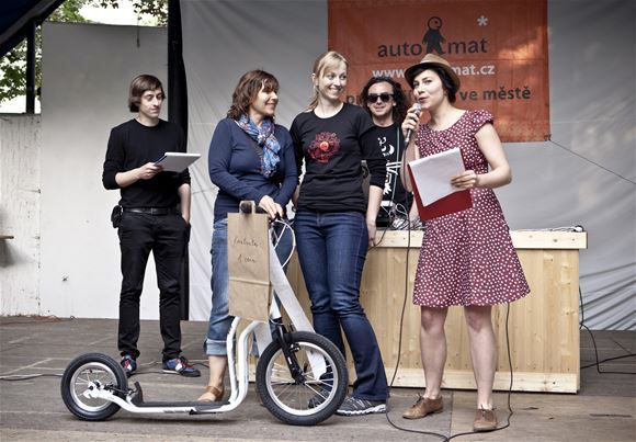Vlasta Štochlová from Prague (the blonde in the middle) takes the scooter YEDOO New City for winning the category CREATIVITY. The results were announced in Prague summer club Tiskárna na Vzduchu on June, 9.