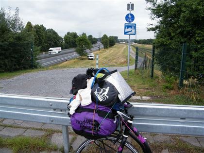 A cycling trail leading along a German highway. It looks beautiful, but how to get there?