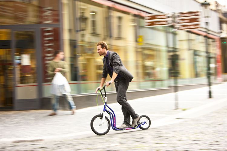 A versatile scooter combining speed and skilful manoeuvring in the city as well as outside it.