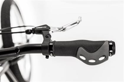 Ergonomic handlebar grips offer you a considerably high degree of comfort and help reduce hand fatigue even on long journeys. You can enjoy the ride to the maximum, because every detail matters.