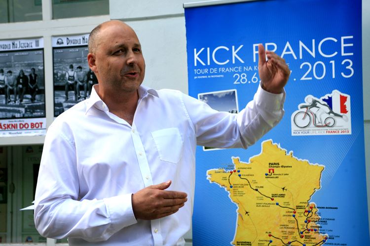 Dan Pilát na tiskové konferenci, která 12. června oficiálně odstartovala Projekt Kick France 2013.
