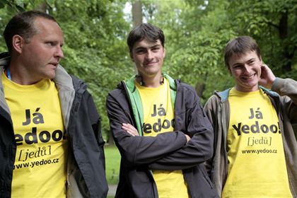 No one can overlook the yellow T-shirts of the Yedoo team.