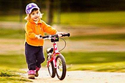 A running bike naturally teaches a child to gain balance, making it ideal preparation for riding a bike.