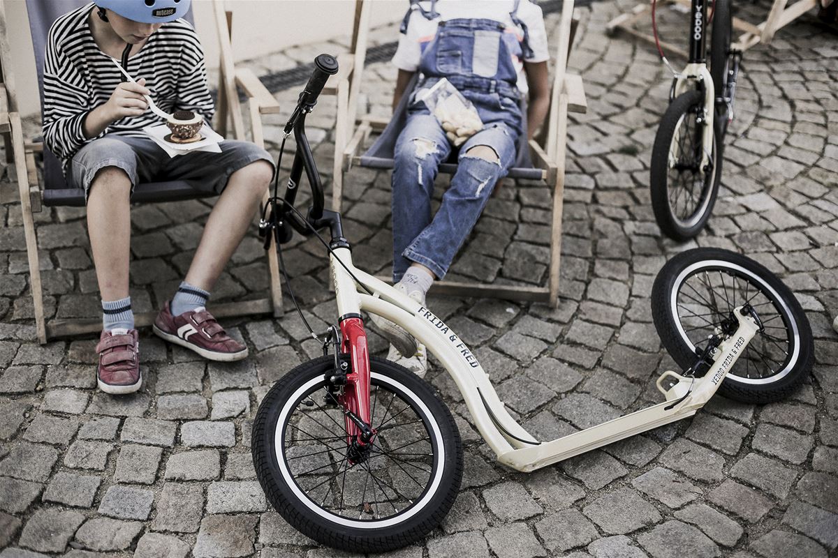 An aluminium scooter for city schoolers in Cream Red