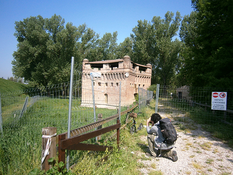 Reste eines Festungsturms (Rocca Possente) aus dem 14. Jahrhundert. Von der Festung aus wurden einst die Bewegungen auf dem Fluss verfolgt.