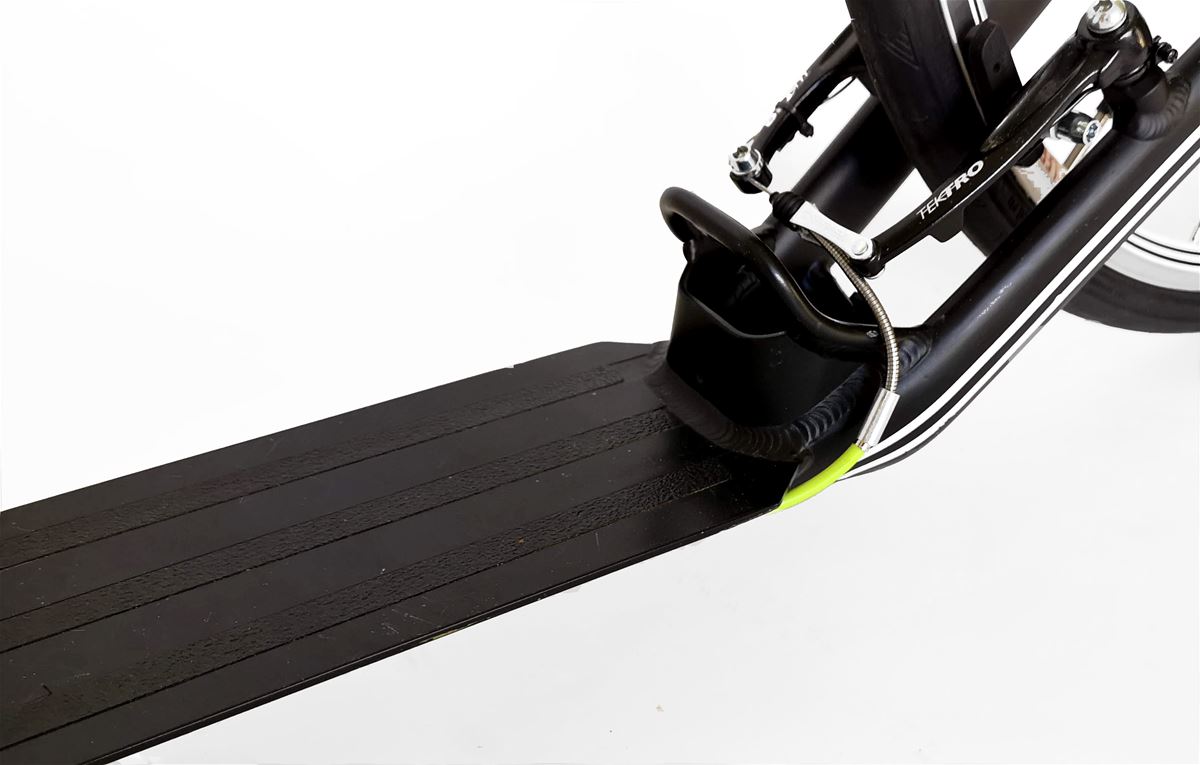 Široké a pevné stupátko pro pohodlnější umístění obou chodidel využijte hlavně při dlouhých rychlostních sjezdech 