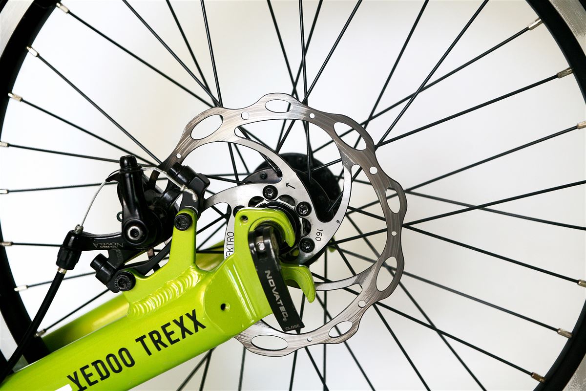 Constructors have chosen the well-tested Tektro MD-M300 Aries disc brakes.