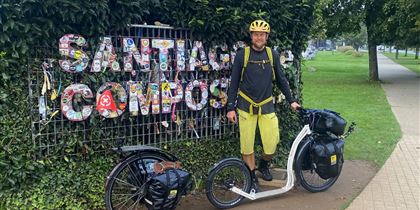 Do Santiaga de Compostela dorazil po 6 týdnech a 3 200 kilometrech. Cestou, krom toho, že 2x píchnul kolo a ve Švýcarsku mu 4 dny pršelo, neměl žádný jiný nepříjemný zážitek. 