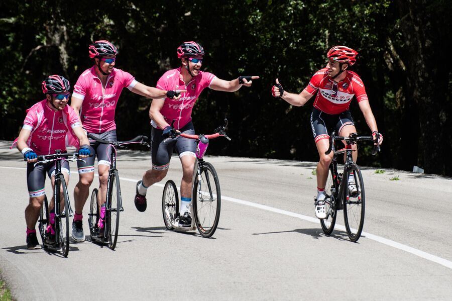 Die Jungs in guter Stimmung. Vašek Liška ist der erste Rollerfahrer rechts.  