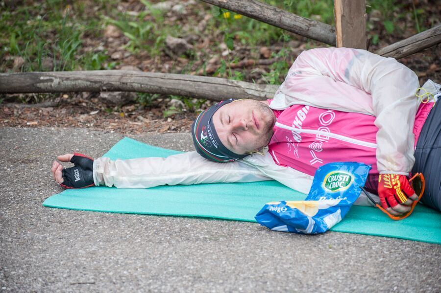 Jarda Odvárka odpočívá na krajnici. 