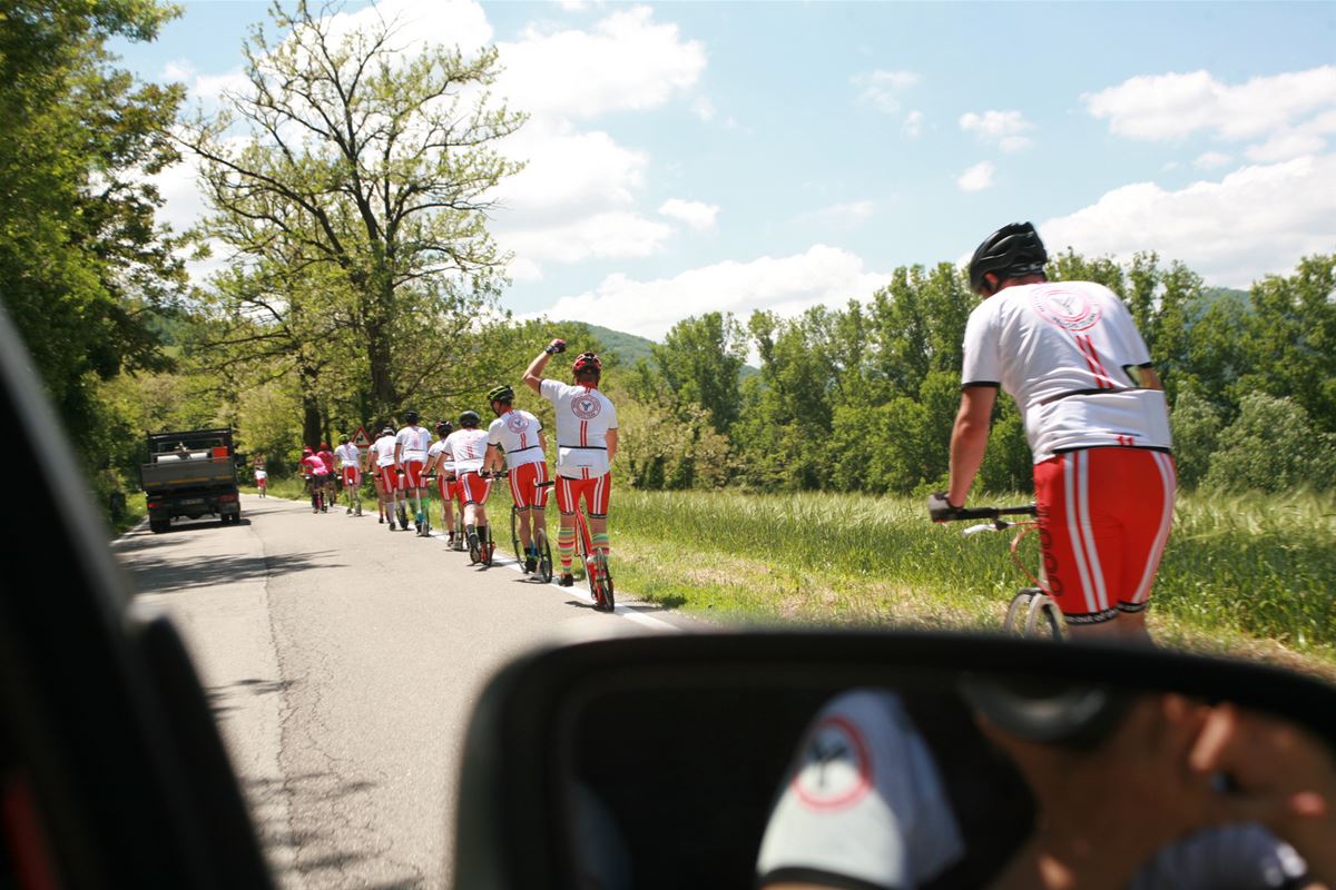 Na rozdíl od cyklistů jedeme Giro za plného provozu.