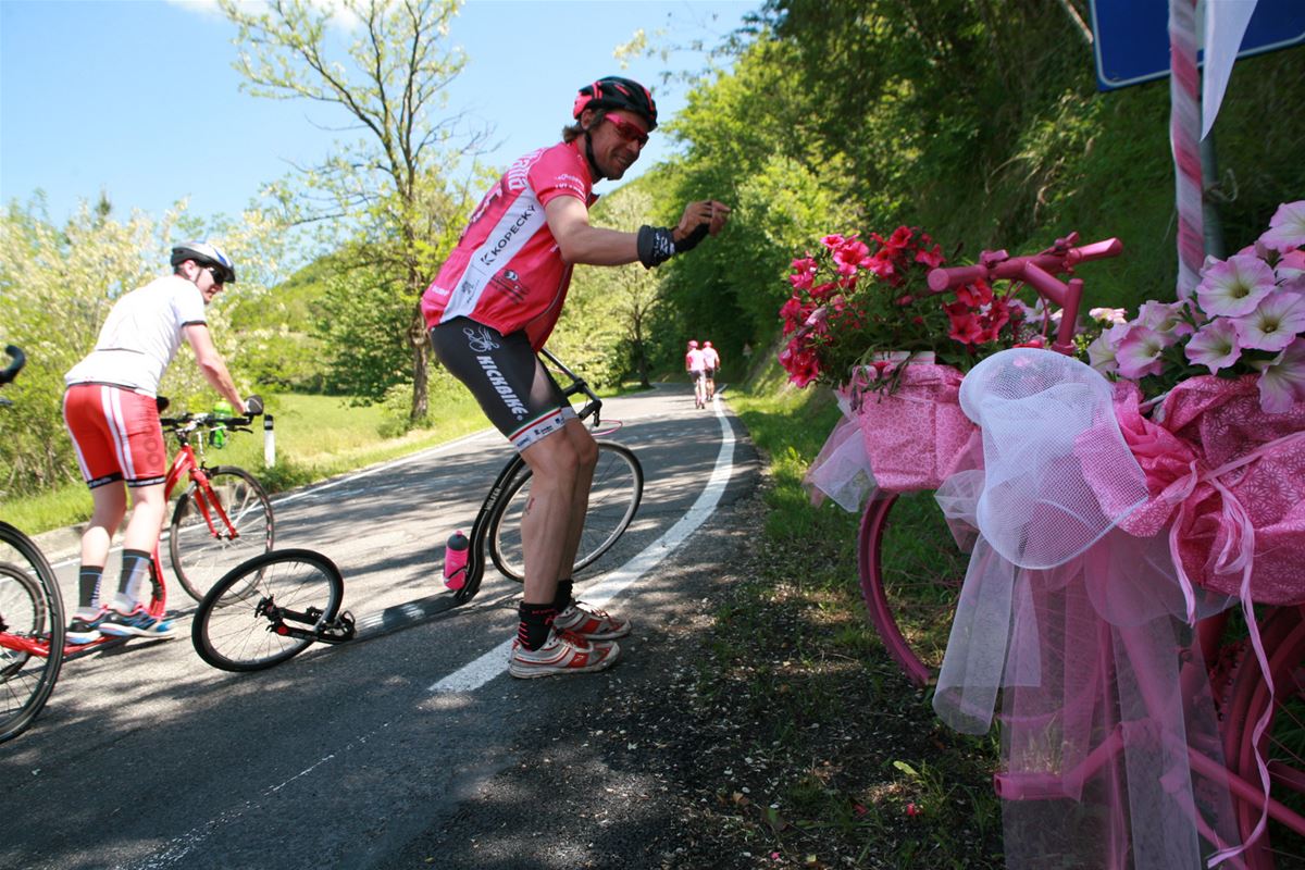 Маршрут Giro украшен розовыми велосипедами, розовыми цветами, розовыми ленточками ... Знаете, почему?