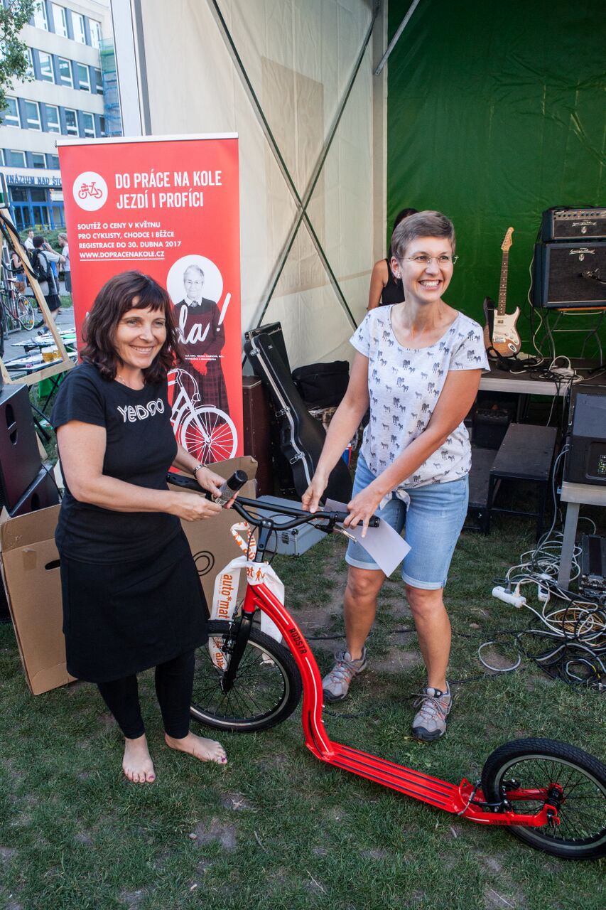 Jana Mašková (rechts) und ihr neues Transportmittel.