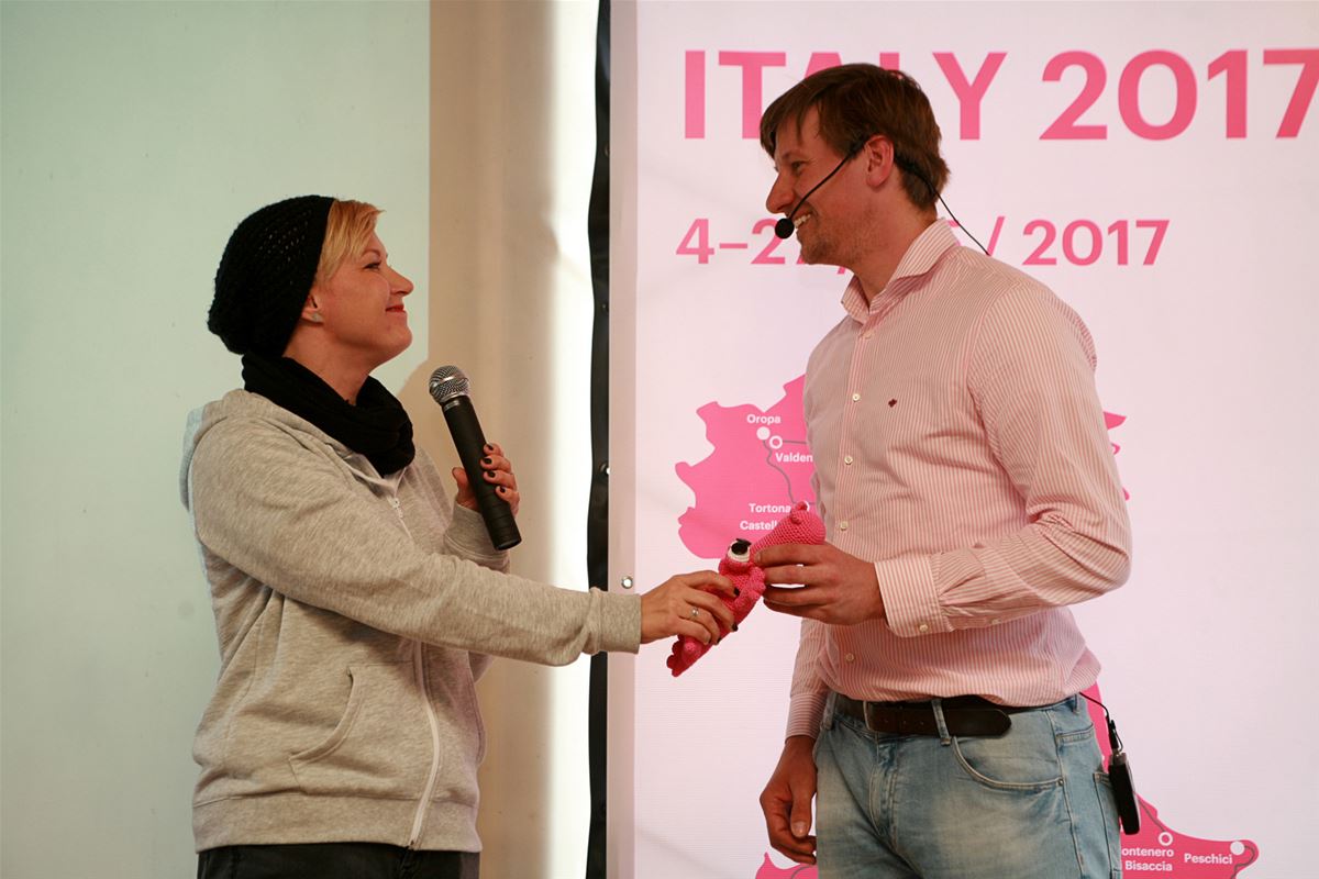 Die Mitgründerin des Pink Crocodile Dagmar Herrmannová übergibt den Jungs ein rosa Krokodil.