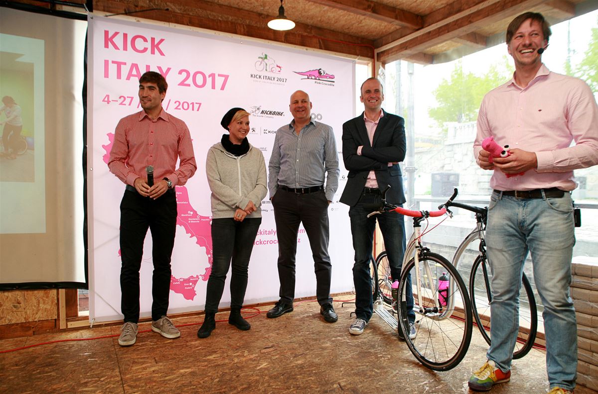 Bei der Pressekonferenz, auf der beide Projekte - Kick Italy und Kick Crocodile - den Journalisten und der Öffentlichkeit vorgestellt wurden.  