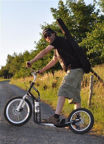 Pavel nemá rád cyklistický dres ani cyklistické kalhoty, jízdu na koloběžce si vždy užívá ve vzdušných kraťasech a bavlněném tričku. 