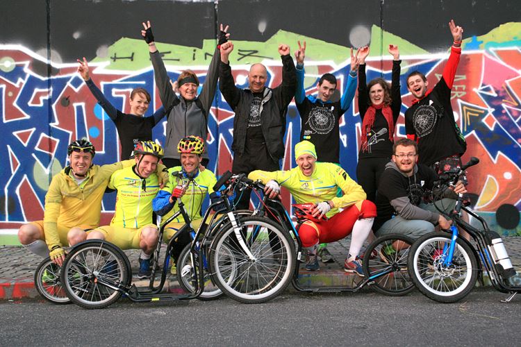 Es lebe der Tretrollersport! Dem Vorsitzenden des Tschechischen Tretrollerverbandes ČSK Václav Liška (untere Reihe, zweiter von rechts) ist die Leidenschaft für die Rollerfahrt anzusehen.