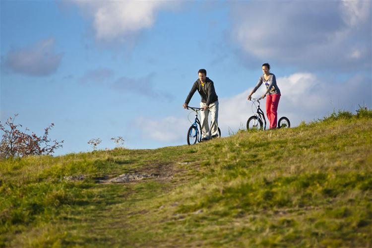 Roller Yedoo Mezeq New eignet ich besonders für Die Fahrt auf die größere Entfernung innerhalb und außerhalb der Stadt