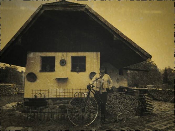 Spolu s koloběžkou byla nalezena i tato fotografie z roku 1875.