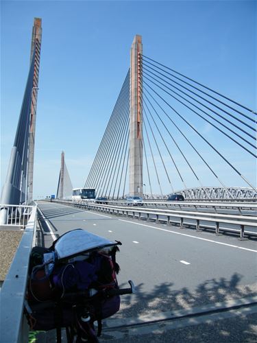 В Голландии велосипедные дорожки бывают с двумя полосами.