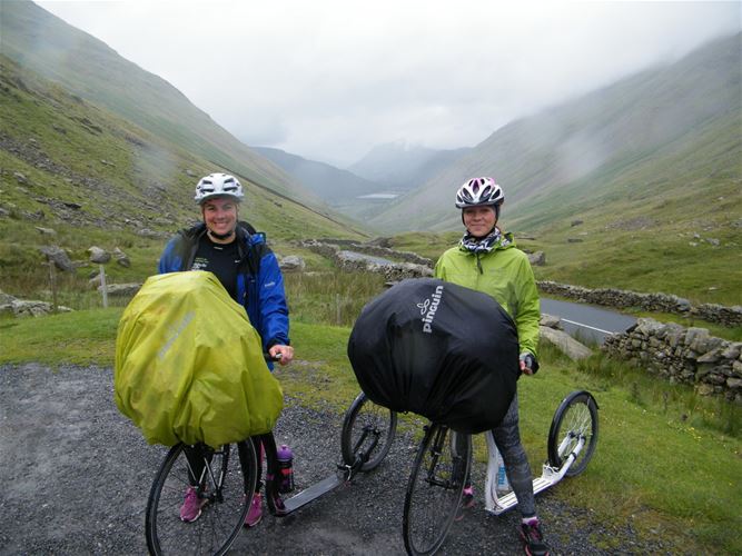 Společně s kamarádkou Petrou, na vrcholu sedla Kirkstone Pass v anglickém národním parku Lake District. 