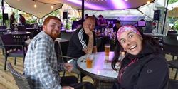 Na pivu se svými zachránci Alanem a Andym, kteří ji poradili, jak sehnat ubytování v Edinburghu, jenž byl kvůli probíhajícímu hudebnímu festivalu přeplněný lidmi.