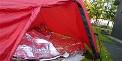 Out of economic reasons, Annie was carrying only the outer part of the tent, and these diverse layers should prevent moisture to penetrate the sleeping bag.