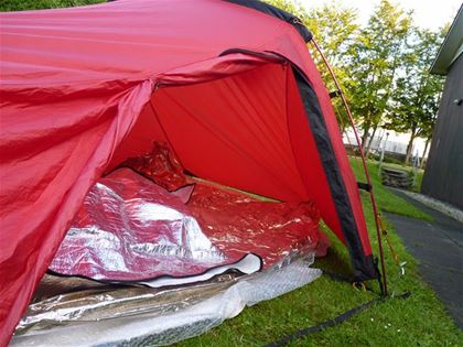 Andulka si z úsporných důvodů vezla jenom vnější část stanu. Tyhle různorodé vrstvy měly zabránit provlhnutí spacáku. 