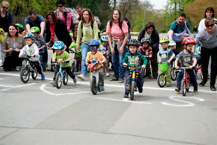 The smallest participants of sport competition boldly setting off on the track. There´s nothing to worry about, their parents will run with them for the whole time.