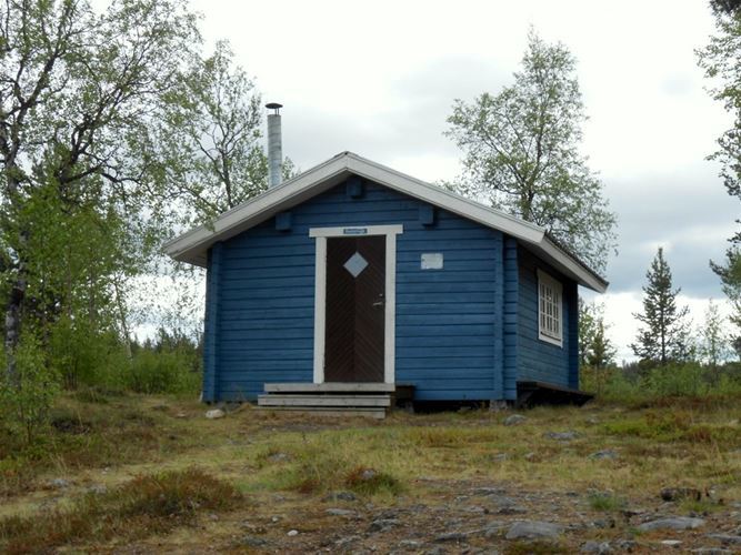 В синих кабинках ночлег бесплатный.