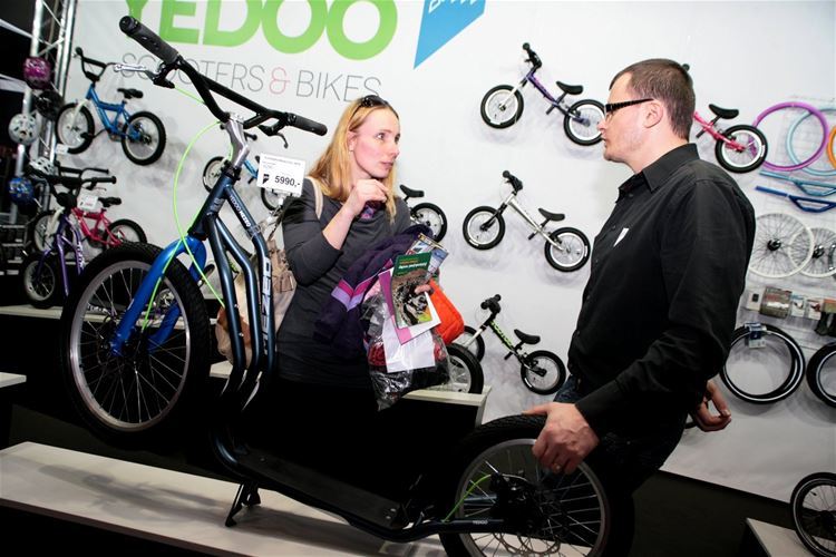 Самокат Yedoo Mezeq New – флагман марки Yedoo на выставке привлекал большое внимание.