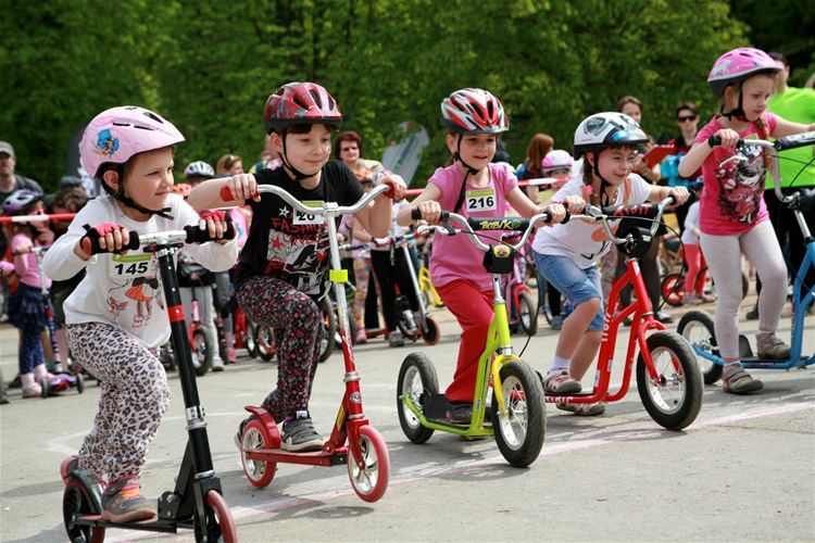  Almost three hundred competitors stood at the starting line of pushbikes and scooters race.