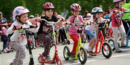  Almost three hundred competitors stood at the starting line of pushbikes and scooters race.