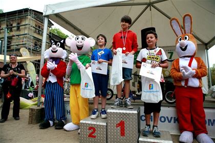 Čtyřlístek - maskot závodů nesměl chybět u předávání diplomů. 