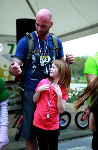  A daddy with his daughter, the victory and double joy