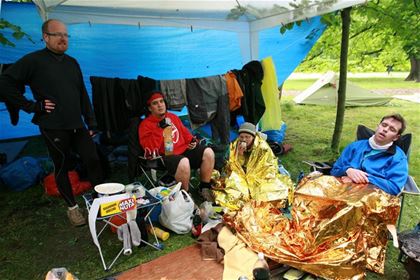 Члены команды Burgaři, которые принимали участие в гонке первый раз в этом году, согревались с помощью изотермических покрывал. 