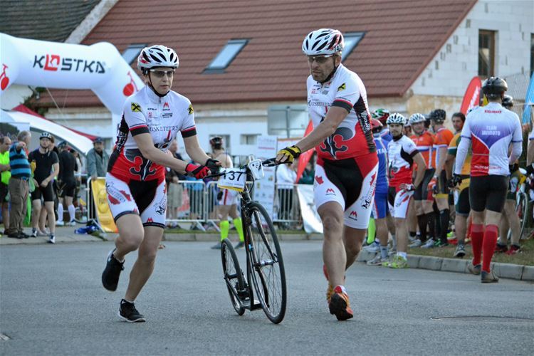 Štafeta se jezdí pouze na jedné koloběžce, střídání jezdců je její nejobtížnější část.