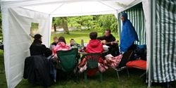 How to maintain good humour in unfavourable weather conditions? Enjoying guitar music, for example.