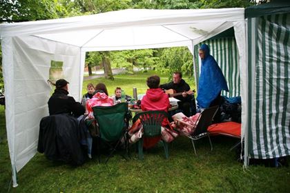 How to maintain good humour in unfavourable weather conditions? Enjoying guitar music, for example.