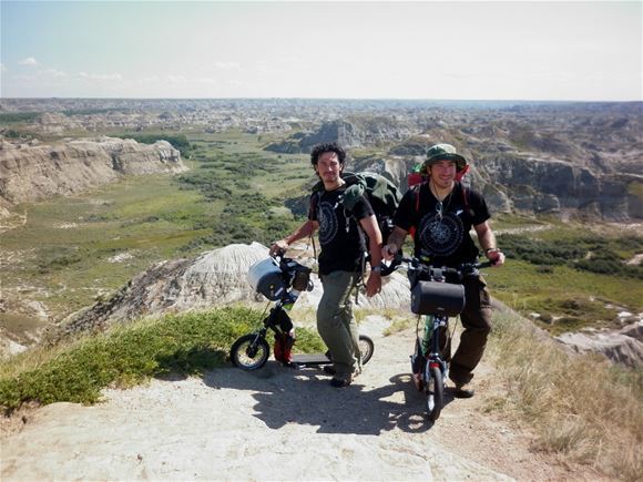 David Ceccarelli (links) und sein Kumpel auf den Reisen Andrea Gesmundo auf einer der vielen Aussichtspunkten in Badlands.