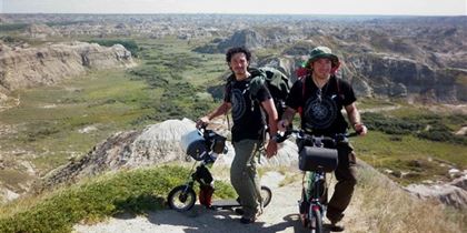 David Ceccarelli (vlevo) a jeho parťák na cestách Andrea Gesmundo na jedné z mnoha vyhlídek v Badlands. 