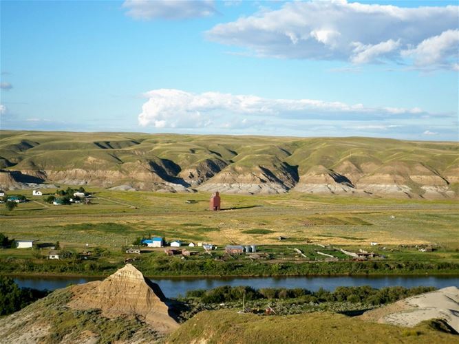 View of the nowadays almost deserted settlement called Dorothy. A red granary can be seen in the middle of the picture. 