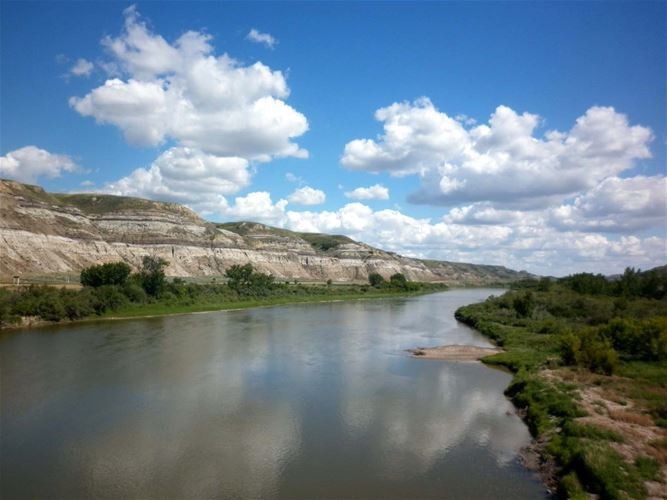 Mitte der Landschaft fließt der „Hirschfluß“ (Red Deer River).