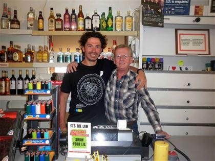 David mit Rick Baxter, dem Besitzer der Tankstelle einem kleinen Laden mit einem zutreffenden Namen – Oase in der Wüste (Praire Oasis).
