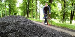 The racers had to bypass the dug up section of the route on a narrow path. (Photo by HoryDoly.cz)