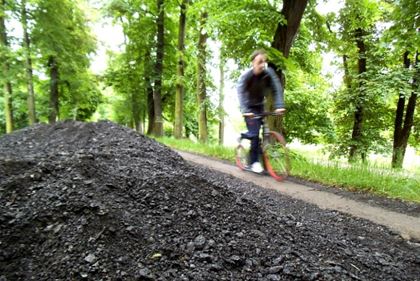 The racers had to bypass the dug up section of the route on a narrow path. (Photo by HoryDoly.cz)