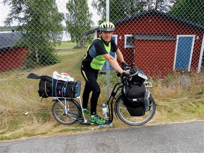 Zdeněk na své koloběžce, která s nákladem vážila téměř padesát kilogramů.