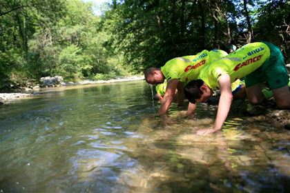 Приятно охладиться в ледяной воде горного потока