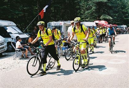 С утра пораньше, фанаты со всей Европы, выстроились вдоль дороги к Mont Ventoux.