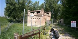 Remains of the fortified tower (Rocca Possente) from the 14th century. The fortress was used to control the passage of boats on the river.